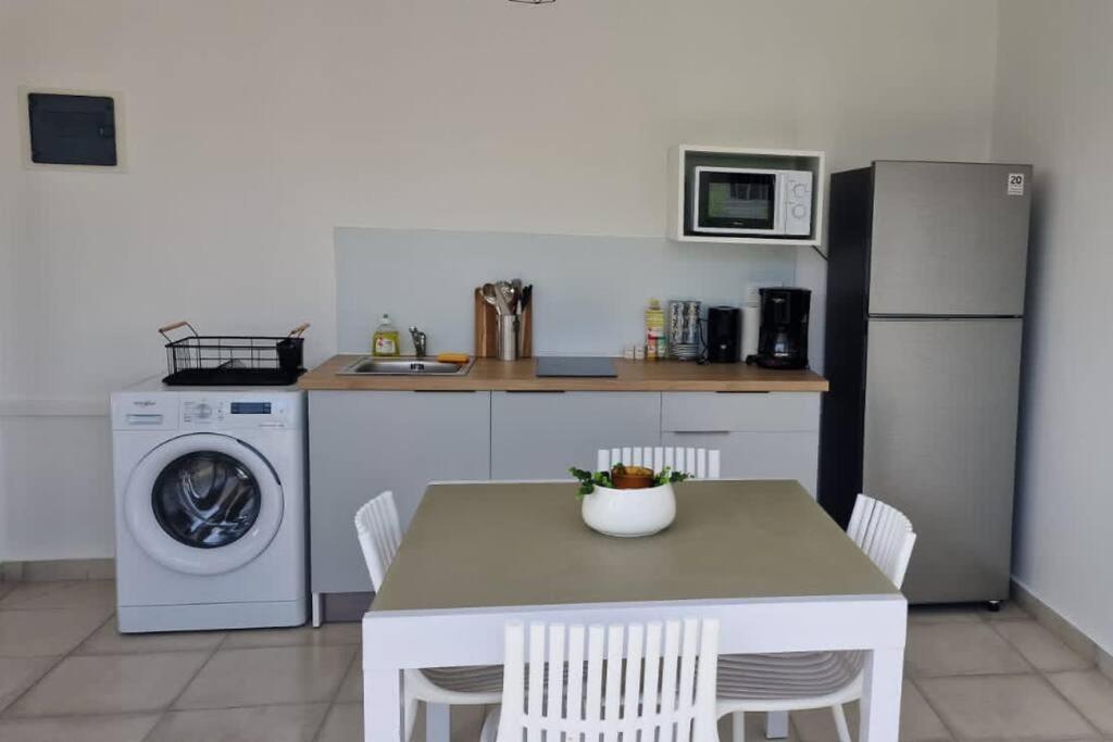 Joli T2 En Bas De Villa Vue Jardin Et Mer Vieux-Habitants Εξωτερικό φωτογραφία